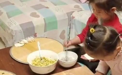 动作|两姐妹花萌娃合伙包饺子，动作娴熟胜大人，网友：自愧不如！
