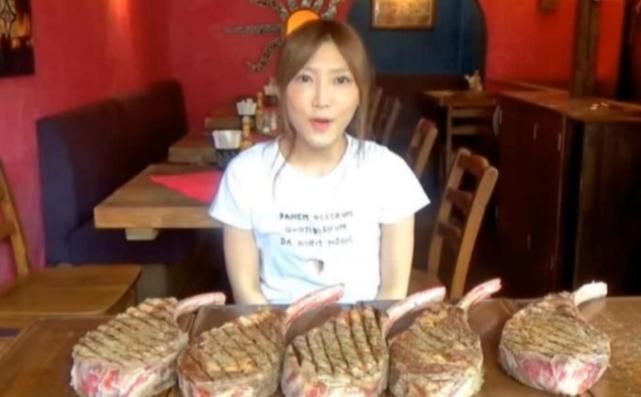 烤熟|大胃王吃5块“战斧牛排”,切开一看有猫腻,网友直呼吃不得