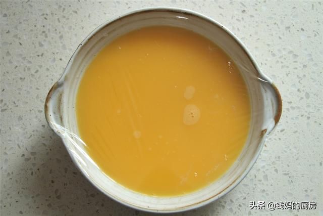  鲜嫩|蒸鸡蛋羹，水和鸡蛋按这个比例刚好，蛋羹鲜嫩如布丁还没蜂窝