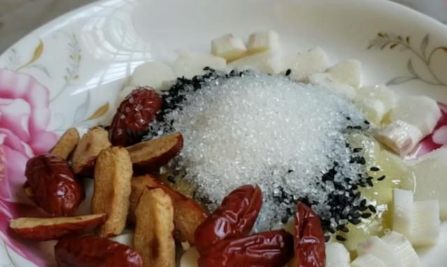 芝麻|山药又出新吃法,加一把芝麻,简单一做,松软香甜,孩子抢着吃