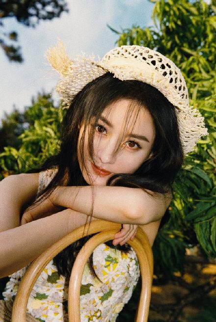  曝光|中餐厅杨超越赵丽颖路透图曝光，都穿baby蓝短上衣，谁赢了？