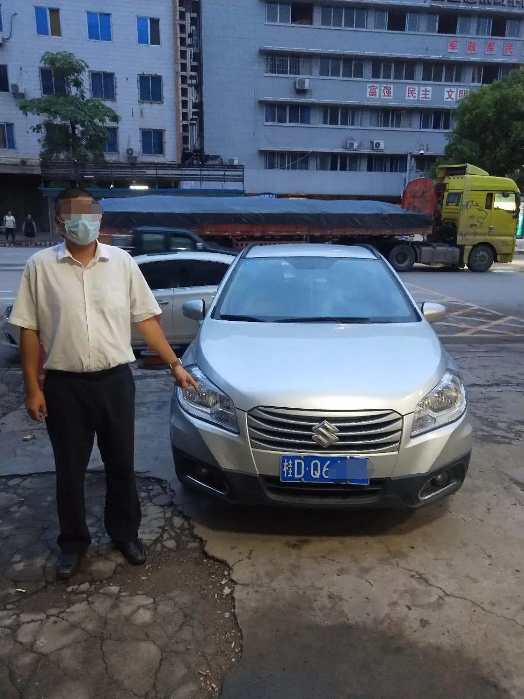  违法行为|嚣张！3辆车并行广西高速，还占用应急车道，事后对交警称...