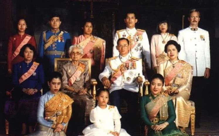  诗琳通公主|64岁诗琳通王冠照曝光！被册封为泰国女王储，曾是玛哈国王劲敌