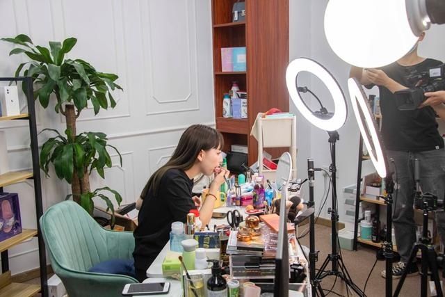  直播|番禺钟屏汽车小镇打造电商直播基地