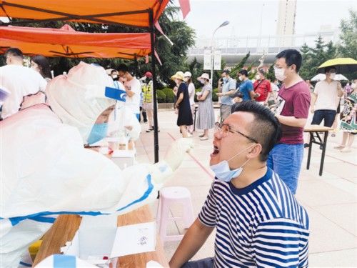 大连新闻传媒集团记|医护人员在全市各采样点展开拉网式核酸检测