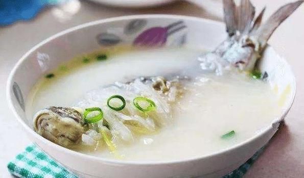 好喝|炖鲫鱼汤,万万不要直接下锅煎多做一步,汤鲜香浓白,好喝不腥