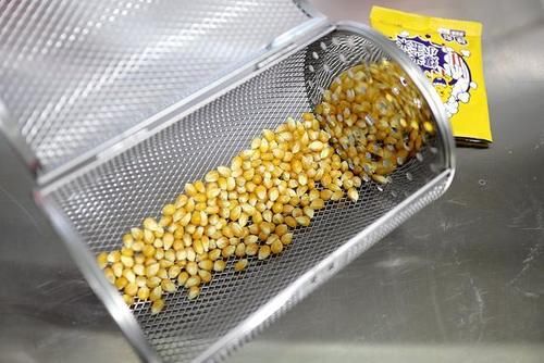  零食|自制焦糖爆米花，追剧听歌小零食，1把玉米豆爆出一大笼，焦脆脆