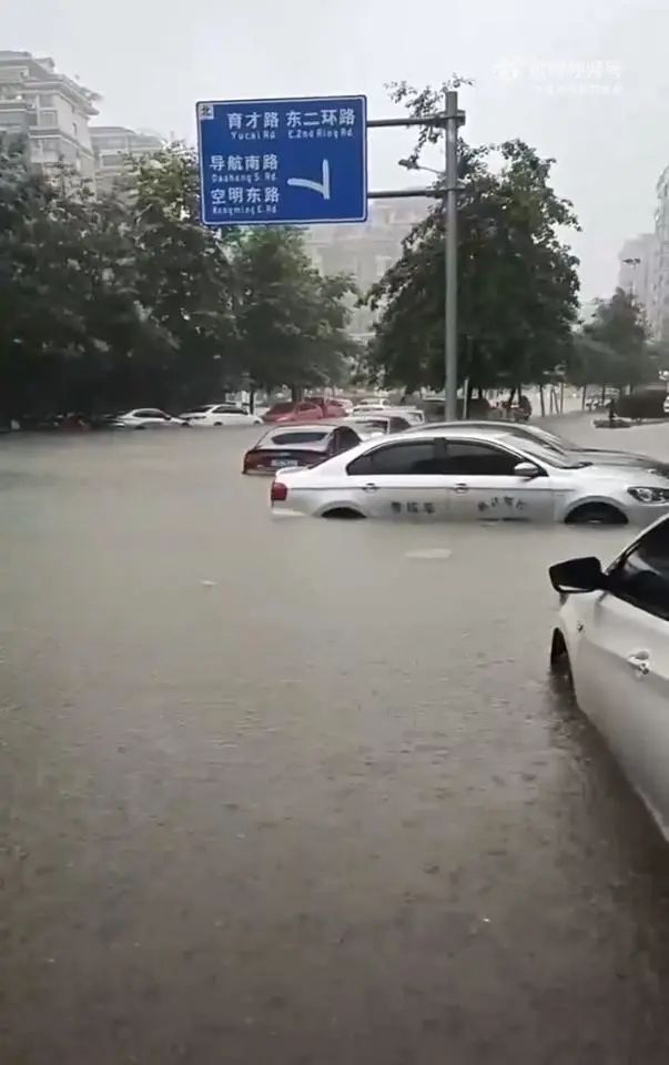 371所学校停课！国内一地突降暴雨，未来可能出现超警洪水……