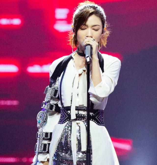  万茜|《浪姐》成团名单，万茜却另有想法，说出心中名单：不愧乘风破浪