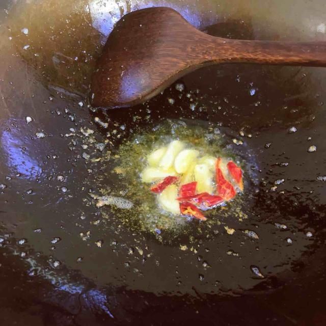  虾仁|芦笋炒虾仁的家常做法，清淡鲜香，虾肉滑嫩，出锅好看又好吃