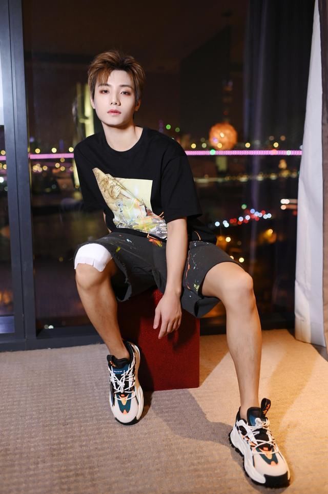 付钱|95后爱豆被曝七夕约饭靓妹，一顿4千多女生付钱，直播称吃霸王餐