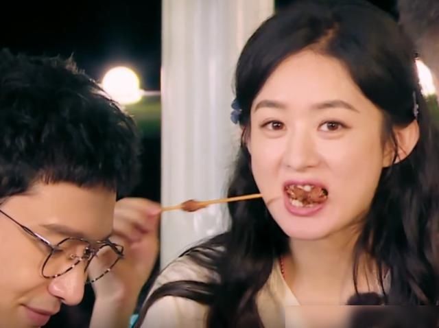  脱妆|赵丽颖吃烧烤忘定妆，烟熏火燎下热到脱妆，素颜让导演不想拍近景