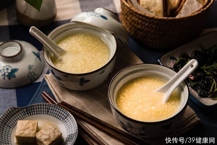 吃冷米饭真的能降血糖吗(经常吃冷饭，既可以帮助降低血糖，还能维持肠道健康？告诉你真相)