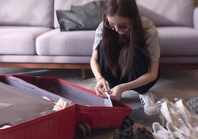  导演|baby对着镜头打开行李箱，不经意间翻出一件物品，导演瞬间变脸