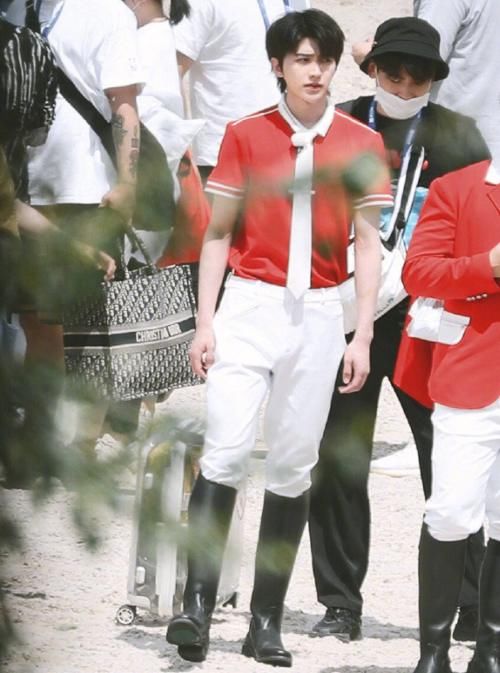  方式|蔡徐坤孟美岐同时录跑男：看到两位“初C”的站位后，避嫌方式太明显