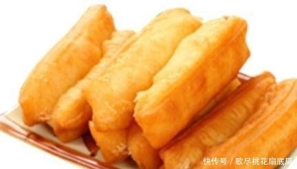 聪明|奶奶有一个聪明的方法做油条:不要煎或加水,香酥软脆特别好吃,简单零失败!