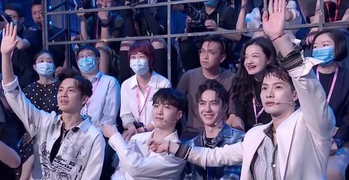  现场|街舞节目组现场拍卖，张艺兴王嘉尔积极参与，王一博却不感兴趣