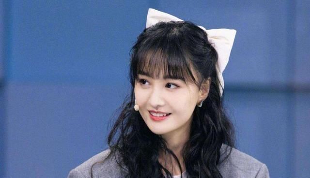 再现|郑爽节目现场再现低素质:脚踩坐椅玩手机,被称最尴尬领笑员