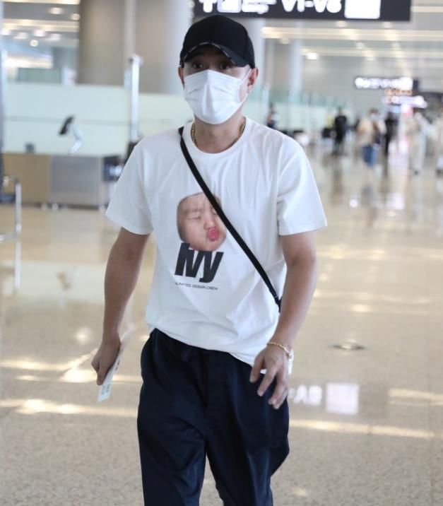 文章和美女|36岁文章有新恋情?深夜约会美女亲自擦眼泪,同回住处被疑似同居