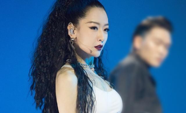  浪姐|《浪姐》五公表演宁静组拉跨，李斯丹妮组全员晋级，万茜再惹争议