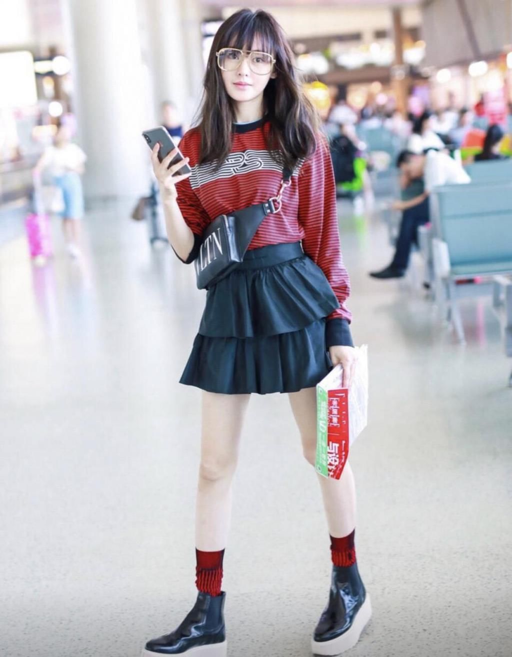  身材|张天爱穿衣搭配眼光真棒，条纹上衣配短裙，让身材比例看起来逆天