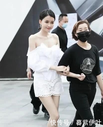  颧骨|孙怡生娃后老得真快，颧骨突出法令纹明显，幸亏身材好仍是小花旦