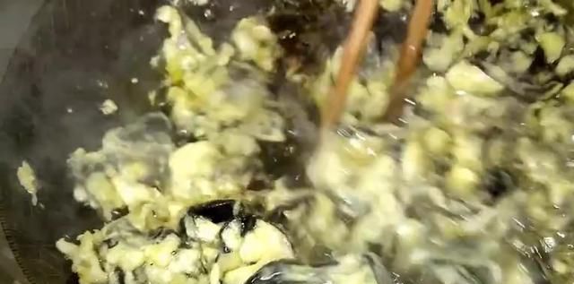 做法|木耳家常创新做法，打上两个鸡蛋，出锅后没想到这么好吃
