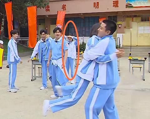 极限挑战|任嘉伦亮相《极挑宝藏行》时,其他人都忙着寒暄,谁注意杨超越在干啥