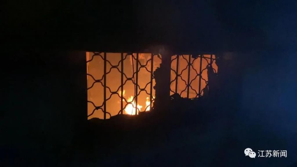  中暑|消防员高温天灭火中暑倒地，接下来一幕太暖心了！