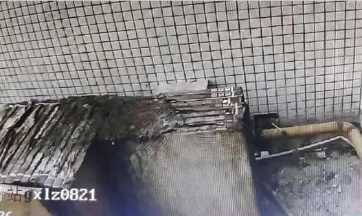  燃气管|小区阳台突然起火，旁边就是燃气管道！楼上女邻居出手了