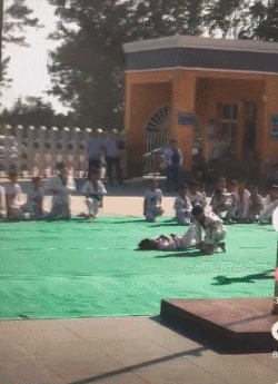  老伴|搞笑GIF趣图:姑娘，自拍归自拍，能不能先把扣子扣上啊！