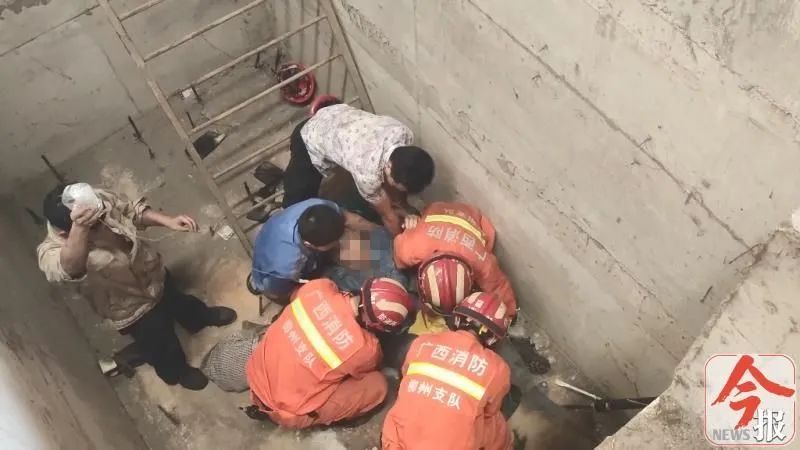  臀部|救援！广西一厂区工人坠入深坑，臀部被钢筋刺入，动弹不得！