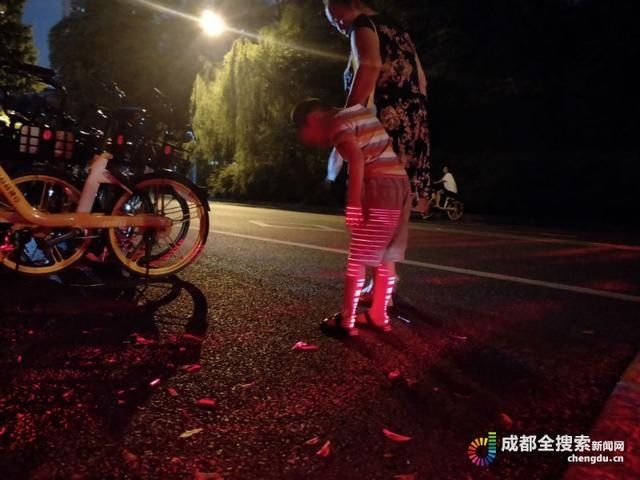  城市|全国首创“安全过街神器”现身成都 夜间过街心不虚了