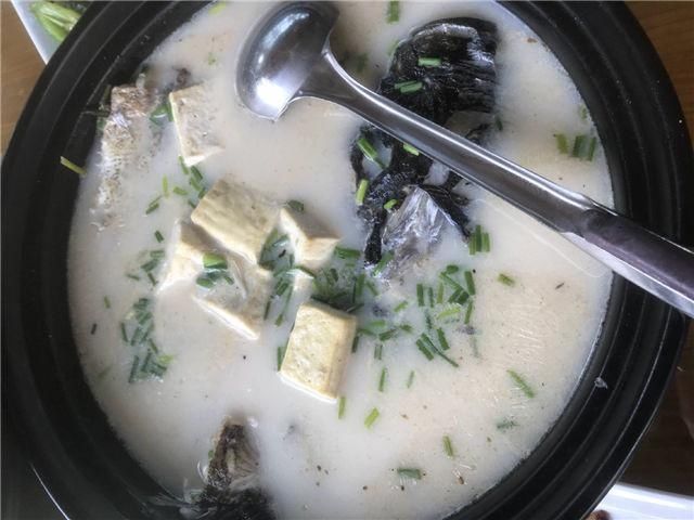  庆祝|表弟考上心仪大学，二叔特意做一桌农家菜庆祝，一大家人吃嗨了！