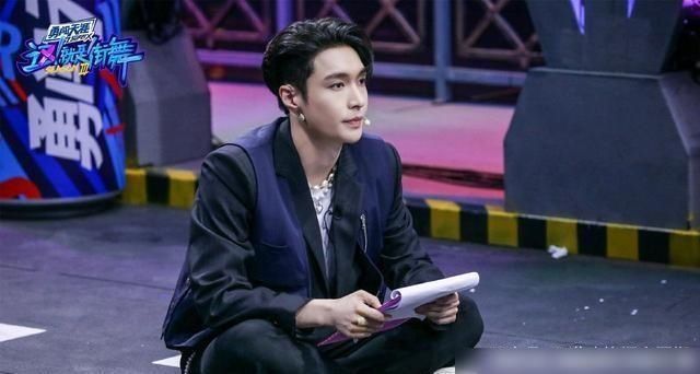  张艺兴|李荣浩现场连线张艺兴，因为你跳得这么帅，我的手机被打掉了