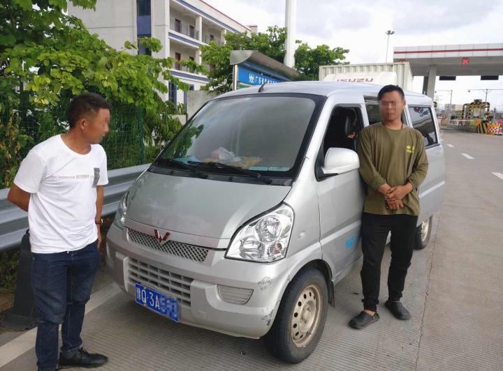  高速公路|这辆小面包车虽只超员1人，却在高速公路上跑了1000多公里