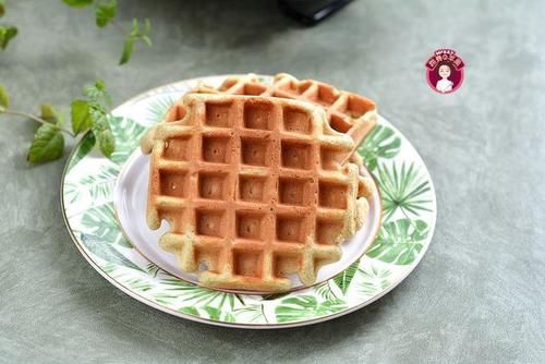  小吃|用1个鸡蛋半碗面，做2人美味早餐小吃，酥香软嫩的华夫饼并不难