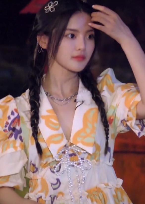  夏天|杨超越穿碎花裙，却不配小白鞋，看到她脚上的鞋，这才叫尊重夏天