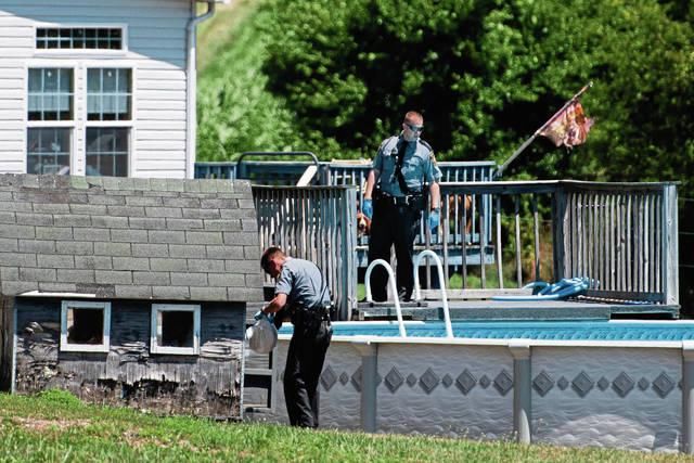  熟睡|女教师正在床上熟睡，突然一颗子弹穿墙入室击中其胸部把她打死