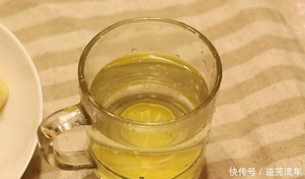 是因为|真正会喝酒的人,都会在白酒旁放一杯水,这到底是因为什么