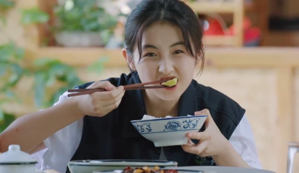  足够|张子枫吃米饭，镜头拍到她碗里的米饭分量惊人，足够我吃三顿了