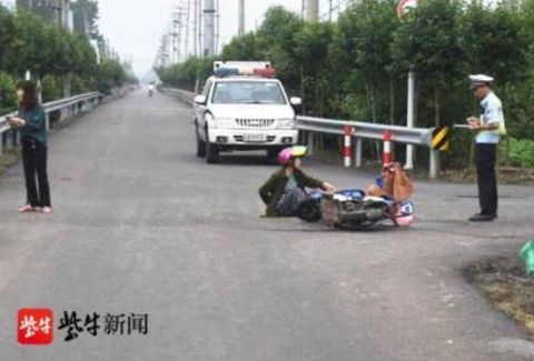  电动车|大妈骑车被撞倒安全头盔保命，撞人者逃逸后“秒卖”肇事车