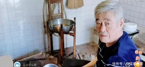 豪宅|赵本山不住豪宅回农村,头发花白满脸皱纹,灶台旁烧火做饭有精神