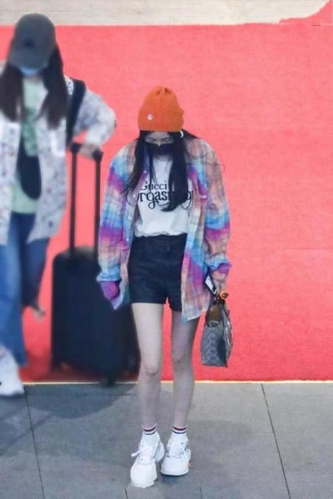 气质|33岁的杨幂执着于少女穿搭,红色针织衫配超短裤,高级气质藏不住