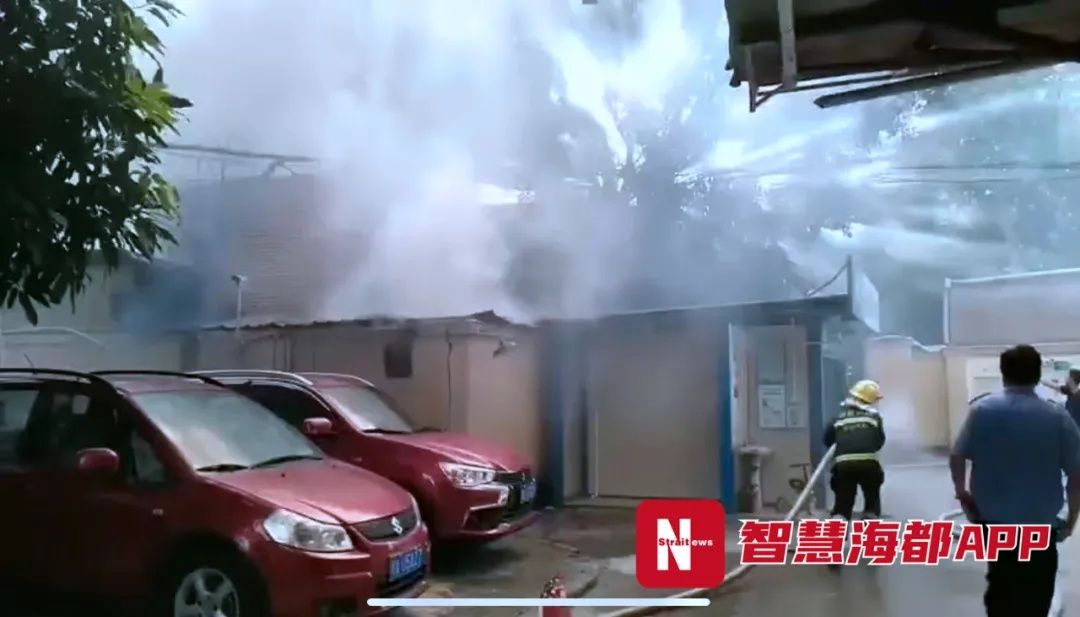 居民|福州东南眼科医院起火,现场浓烟冲天!附近居民泼水救援