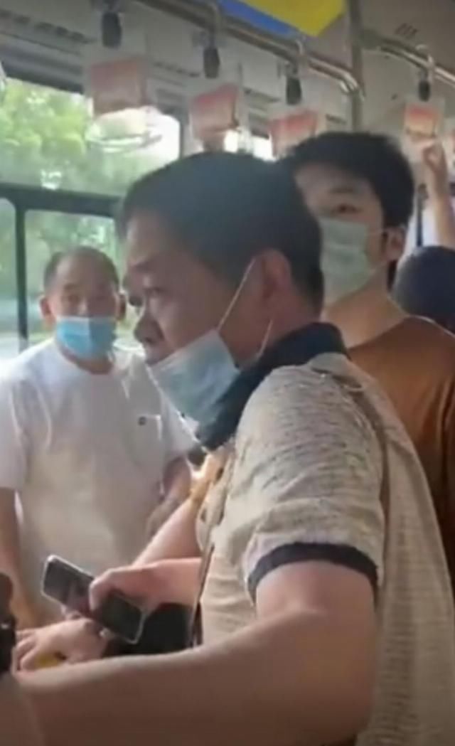 公交车|公交车上因为不让座就被殴打辱骂，是坏人变老了还是老人变坏了？