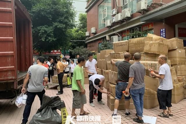  爆款|95后小伙靠卖品牌“爆款鞋”3年赚7000多万！亲戚都帮他打工！手机上每秒10多个订单