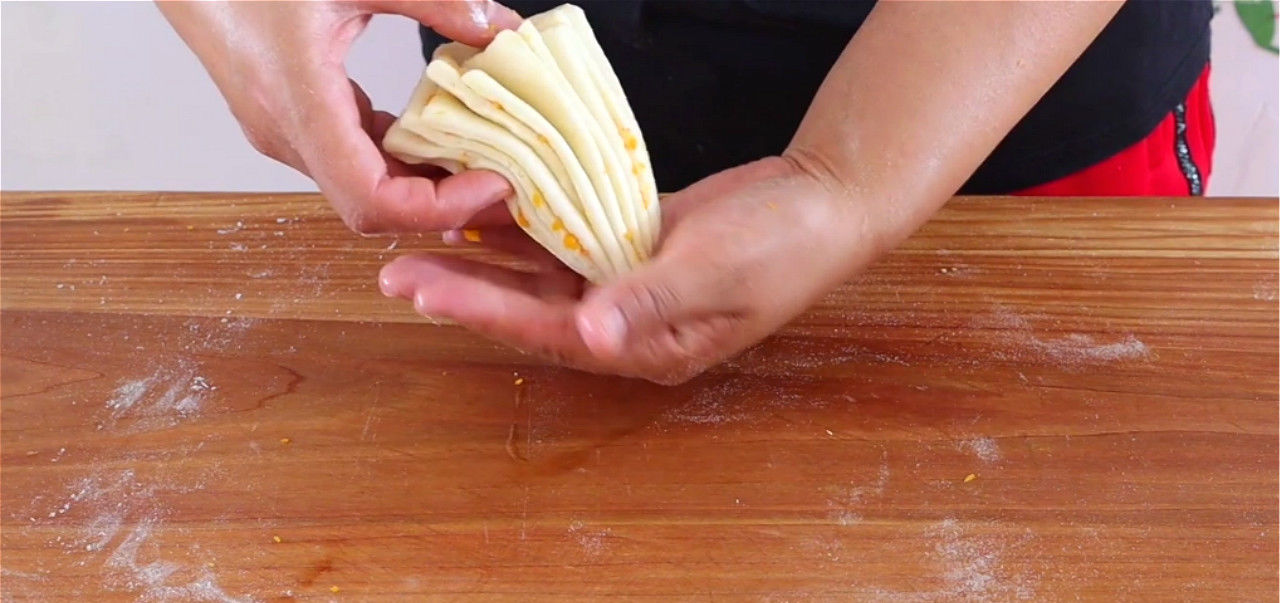  出锅暄|家常版花卷做法，一切一压，出锅暄软又香甜，新手也能做