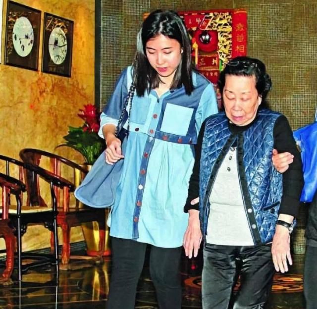 李嘉欣|李嘉欣和关之琳都没能嫁入的豪门，400亿香港女首富的逆袭之路