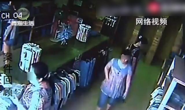 毫无|三名女子服装店内，几分钟内就盗走牛仔裤，老板在身边却毫无察觉